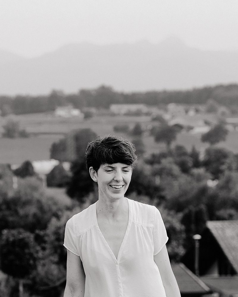 Estrella Ibáñez vor dem Voralpenland im Landkreis Rosenheim